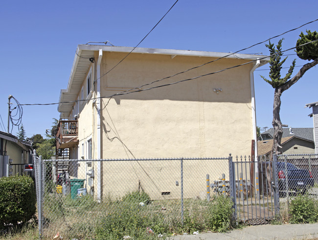 9425 Peach St in Oakland, CA - Foto de edificio - Building Photo