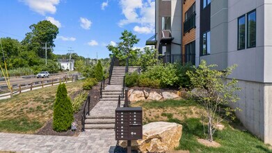 245 E Main St in Branford, CT - Building Photo - Building Photo