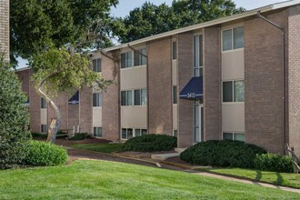 Carrollon Manor Apartments in New Carrollton, MD - Foto de edificio - Building Photo