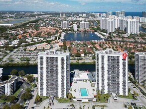 3675 N Country Club Dr in Aventura, FL - Building Photo - Building Photo