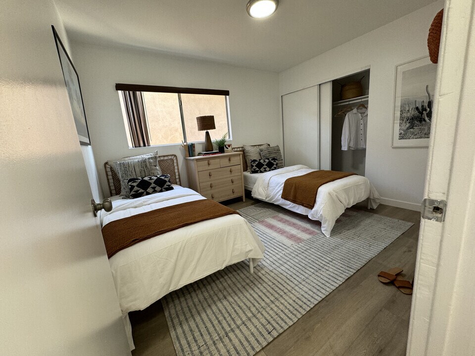 1286 W Adams Blvd in Los Angeles, CA - Building Photo