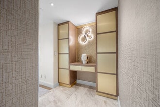 200 Cumberland St in Toronto, ON - Building Photo - Building Photo