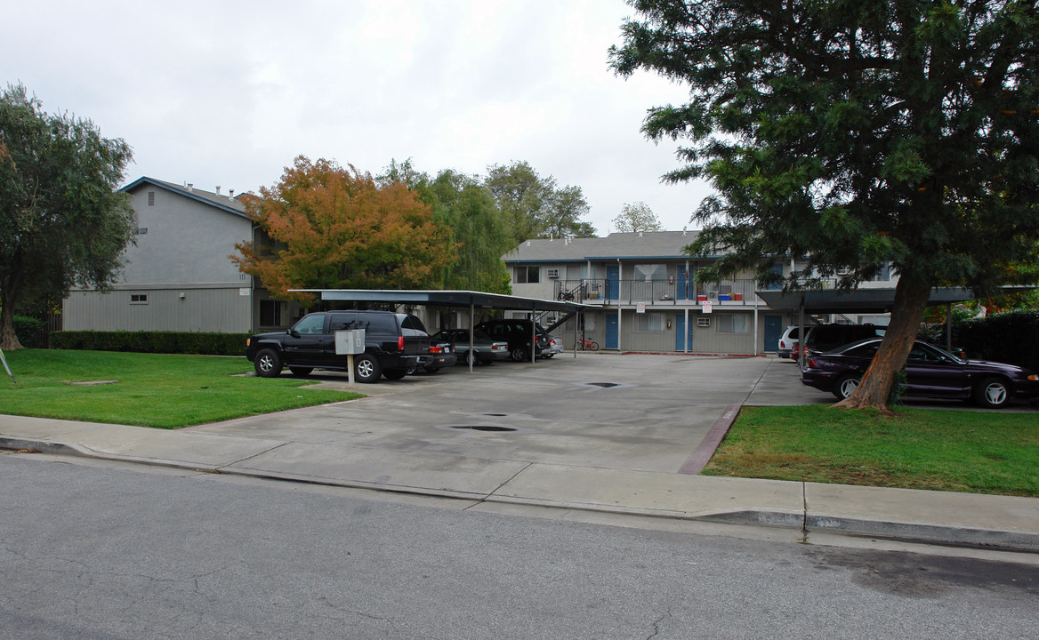 111 Ronan Ave in Gilroy, CA - Foto de edificio