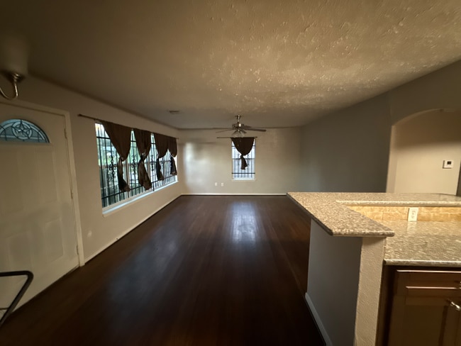 5942 Willow Glen Dr in Houston, TX - Building Photo - Building Photo