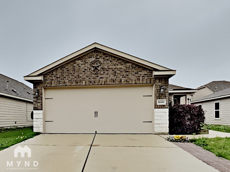 1680 Amy Dr in Kyle, TX - Building Photo