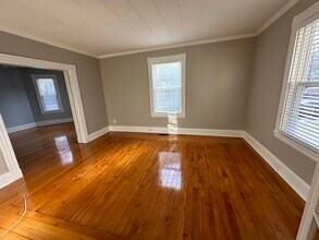 11 Crescent Ave, Unit 11 Crescent 1st in Norwood, MA - Building Photo - Building Photo