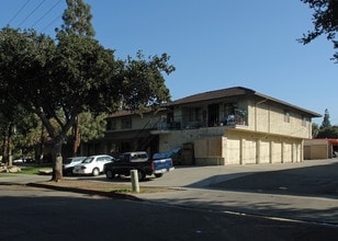 842 S Sherman Ave in Corona, CA - Foto de edificio - Building Photo