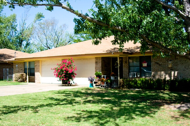 101 Briarwood Ln in Stephenville, TX - Foto de edificio - Building Photo