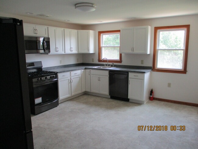 586 Martin Rd, Unit upper