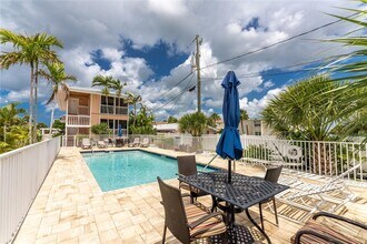 2375 N Beach Rd in Englewood, FL - Building Photo - Building Photo