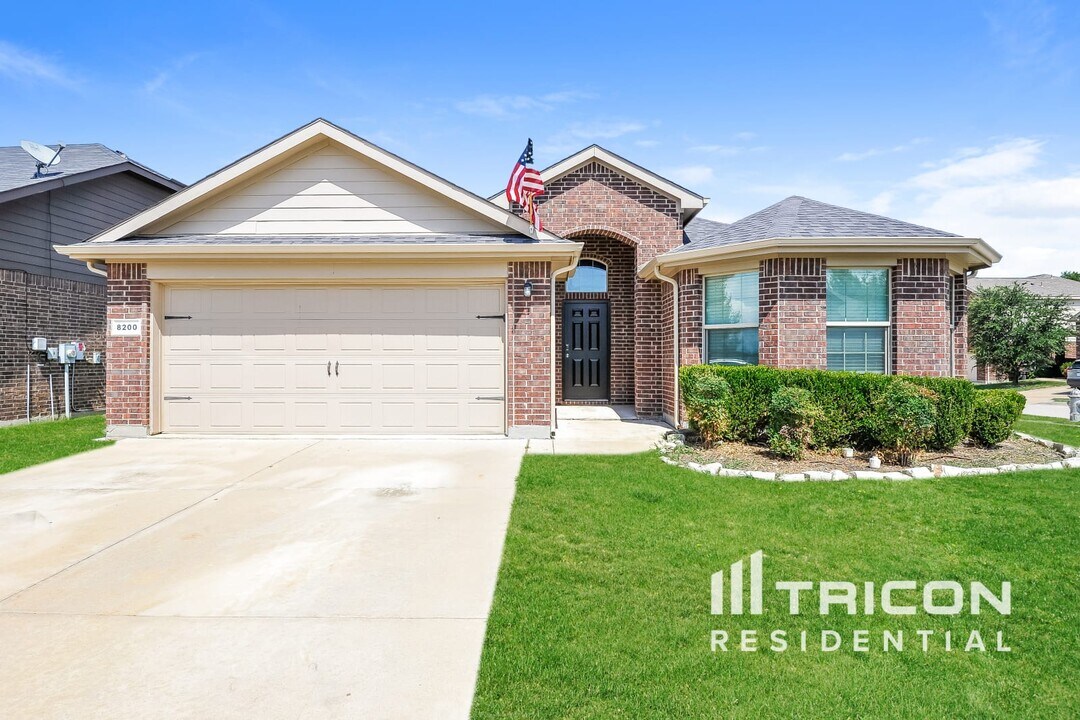 8200 Sambar Deer Dr in Fort Worth, TX - Building Photo