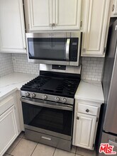 221 N New Hampshire Ave in Los Angeles, CA - Building Photo - Building Photo