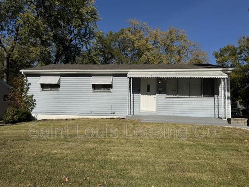 1075 Hallwood Dr in Florissant, MO - Building Photo