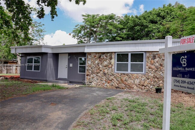 7915 NW 73rd Ave in Tamarac, FL - Building Photo - Building Photo