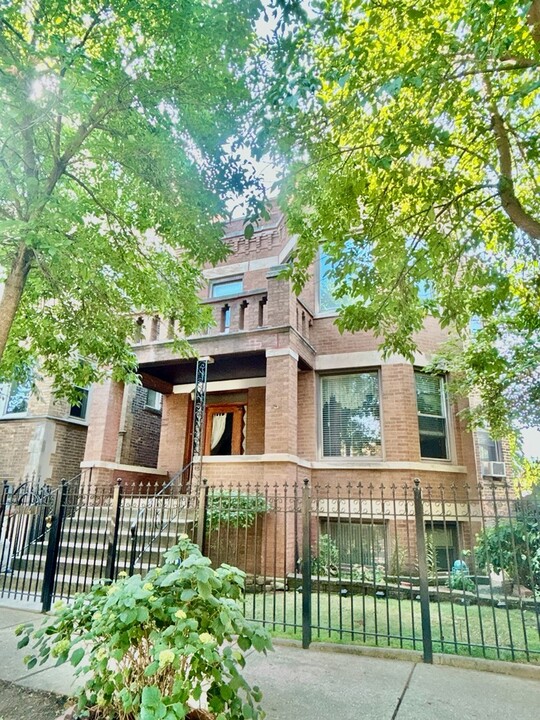 3741 W Wrightwood Ave in Chicago, IL - Foto de edificio