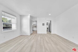 926 N Spaulding Ave in West Hollywood, CA - Foto de edificio - Building Photo