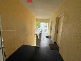 415 Executive Center Dr in West Palm Beach, FL - Building Photo