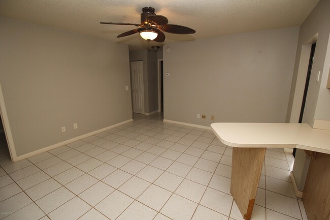 1013 Walden Blvd SE in Palm Bay, FL - Foto de edificio - Building Photo