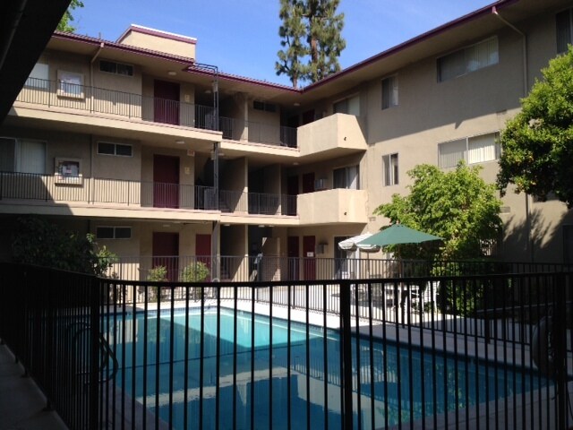 5440 Quakertown Ave in Los Angeles, CA - Foto de edificio