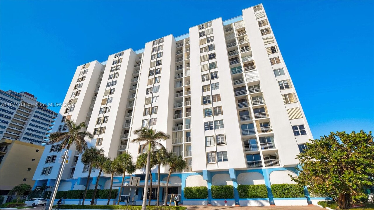 6450 Collins Ave, Unit 609 in Miami, FL - Building Photo