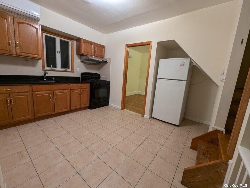 61-39 136th St-Unit -2 fl in Queens, NY - Building Photo
