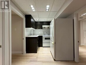 8 Midcroft Dr in Toronto, ON - Building Photo - Building Photo
