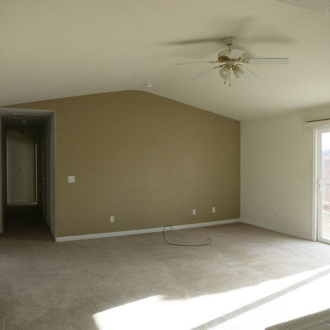 638 Wedge Ln in Fernley, NV - Foto de edificio - Building Photo