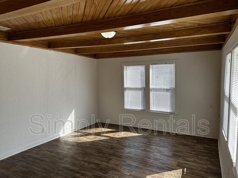 1406 Sycamore St in Commerce, TX - Building Photo