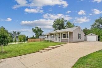 2417 Illinois St SW in Cedar Rapids, IA - Building Photo - Building Photo
