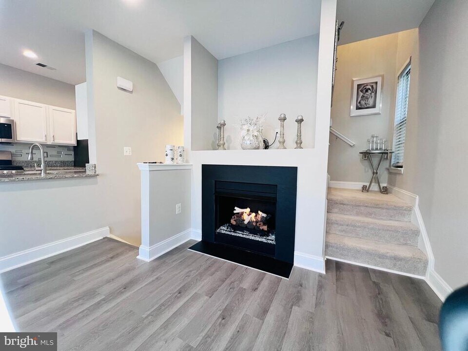 46375 Pryor Square in Cascades, VA - Building Photo