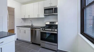 240 E 27th St in New York, NY - Building Photo - Building Photo