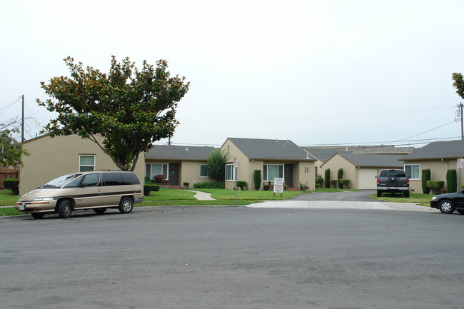 Pajaro Circle Apartments in Salinas, CA - Foto de edificio - Building Photo