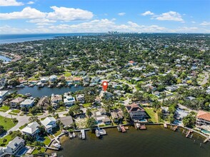 1902 Arrowhead Dr NE in St. Petersburg, FL - Foto de edificio - Building Photo