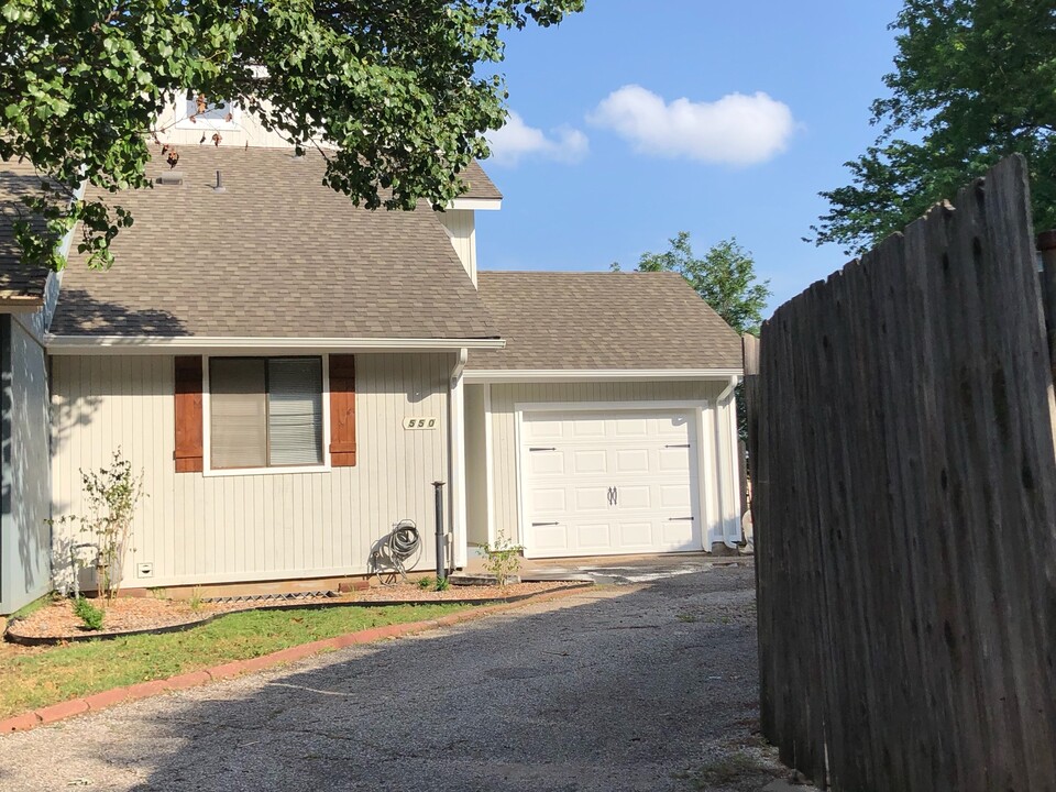 550 S Woodchuck Ln in Wichita, KS - Foto de edificio