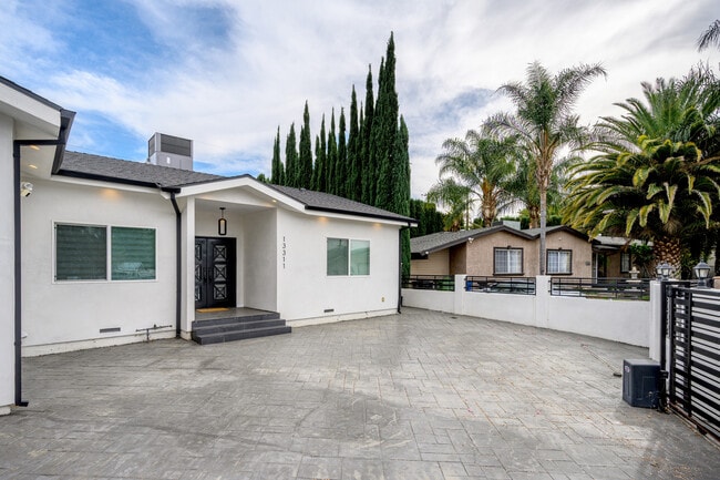 13311 Wixom St in North Hollywood, CA - Building Photo - Building Photo