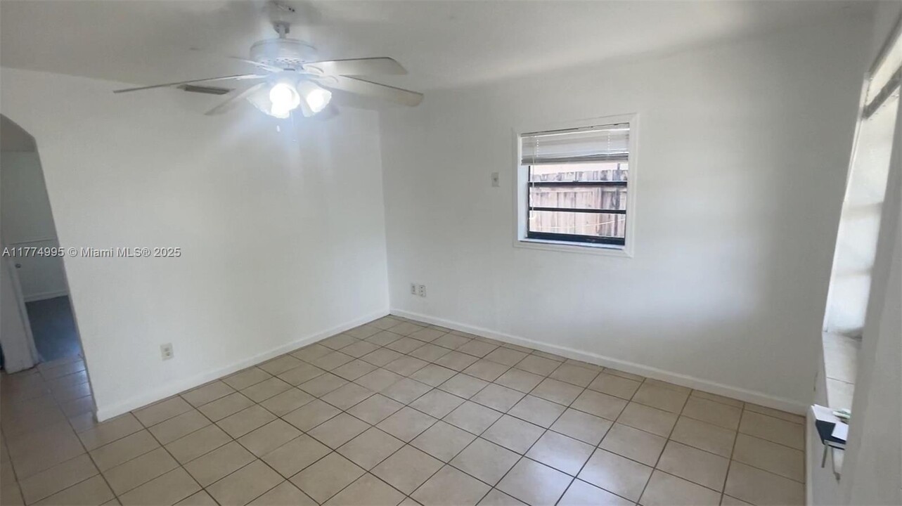 5737 Hayes St in Hollywood, FL - Foto de edificio