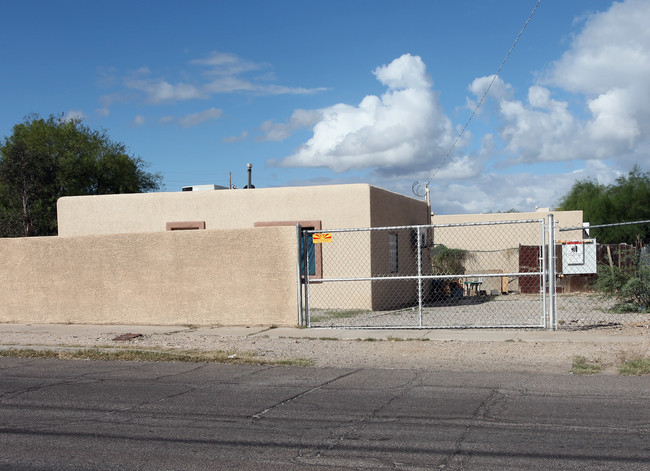 2719 N Estrella Ave in Tucson, AZ - Foto de edificio - Building Photo