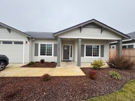 3733 Folium St in Medford, OR - Building Photo