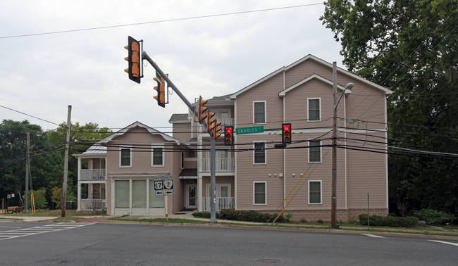 Colonial Heights Apartments in Fredericksburg, VA - Building Photo - Building Photo