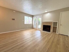 9833 Walnut St in Dallas, TX - Foto de edificio - Building Photo