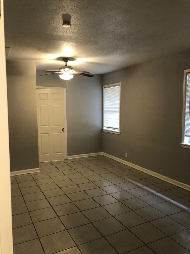 503 Willow Ave in Cleveland, TX - Foto de edificio - Building Photo