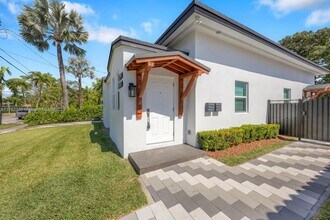 2426 SW 25th St in Miami, FL - Building Photo - Building Photo