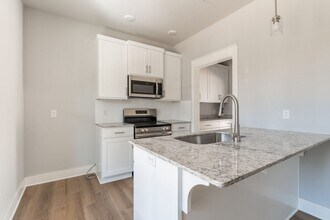 879 S Waxflower Ave in Fayetteville, AR - Foto de edificio - Building Photo