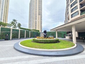 540 Brickell Key Dr, Unit 1511 in Miami, FL - Building Photo - Building Photo