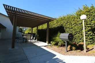 Vista Pacifica Apartments in Vista, CA - Foto de edificio - Building Photo