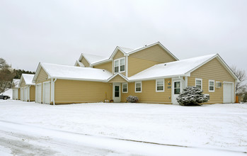 Woodland Townhomes in Mahtomedi, MN - Building Photo - Building Photo