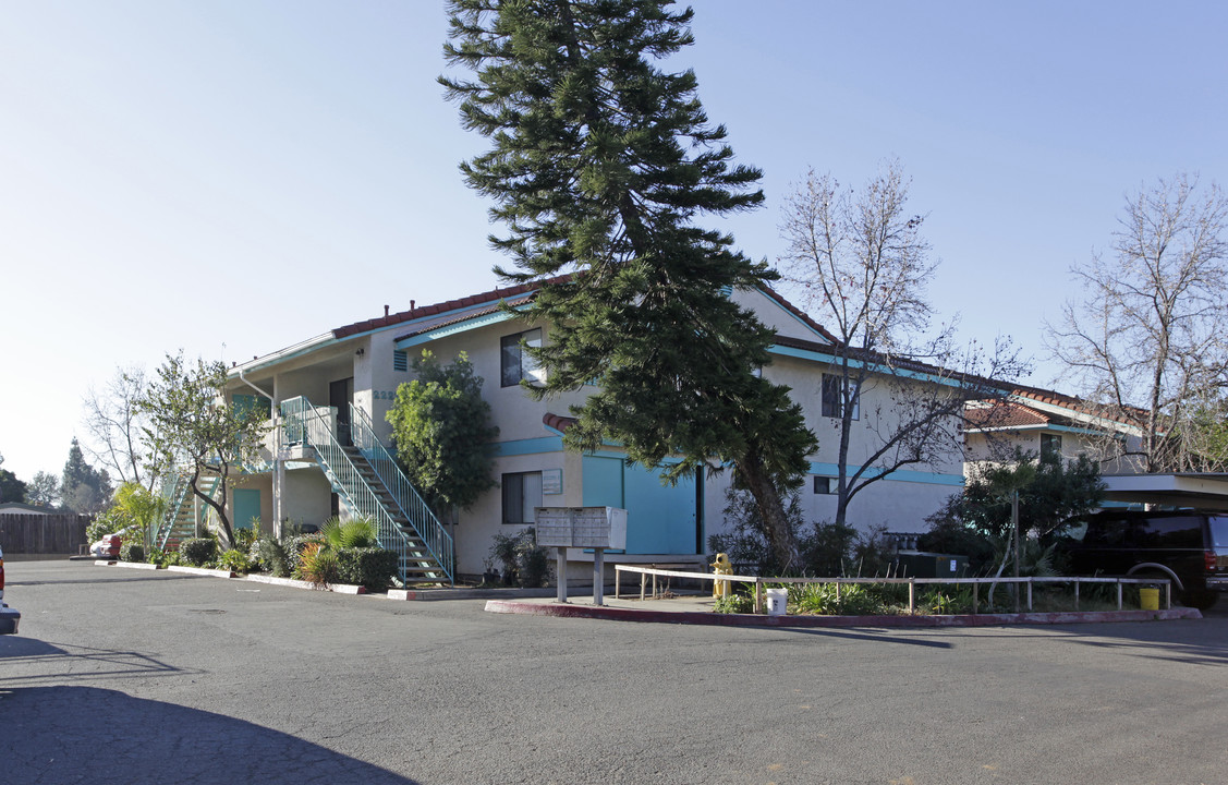 Star Pine Apartments in Escondido, CA - Foto de edificio