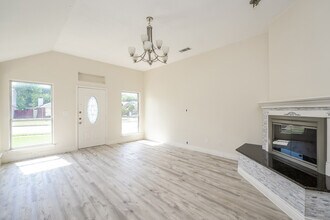 1211 Hilburn Ct in Irving, TX - Building Photo - Building Photo