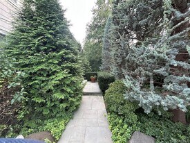 26 Dunes Ln, Unit B in Port Washington, NY - Building Photo