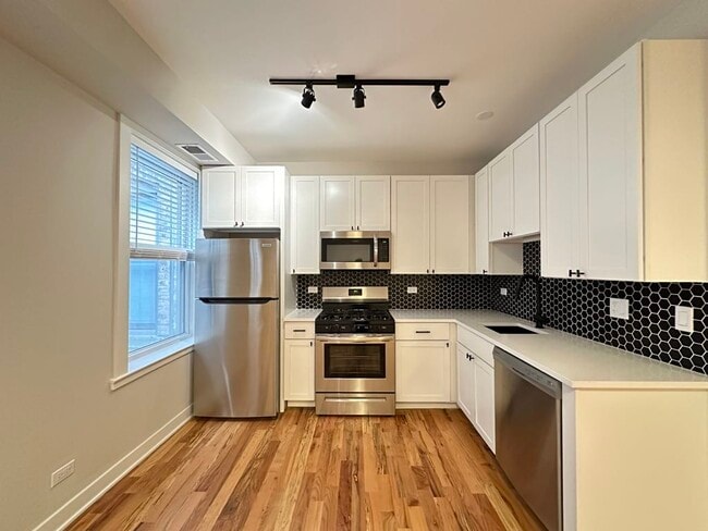 659 W Wrightwood Ave in Chicago, IL - Building Photo - Building Photo